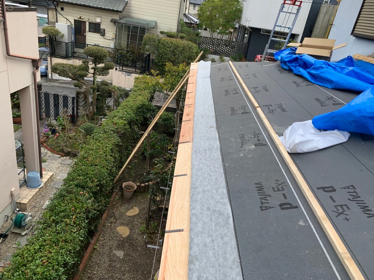 生駒市の葺き替え工事、下屋根の雨樋固定金具設置